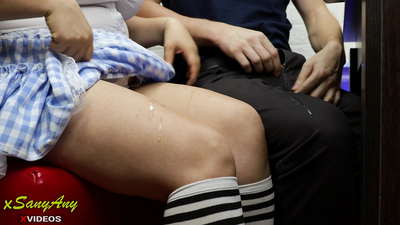 Жаш мектеп окуучусу классташына үй тапшырмасын аткарып жатат